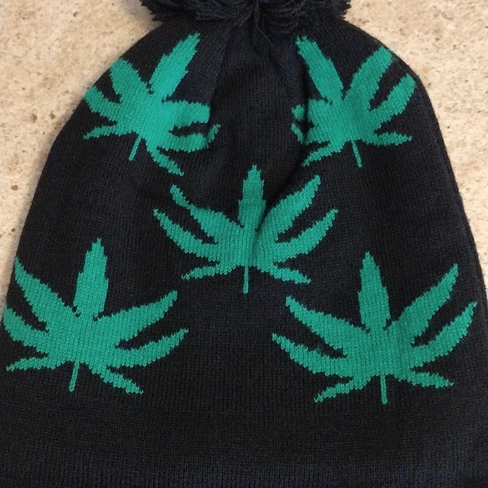 Black‎ Green Leaf Print Grunge Cuffed PomPom Knit Beanie NWOT - Picture 9 of 14